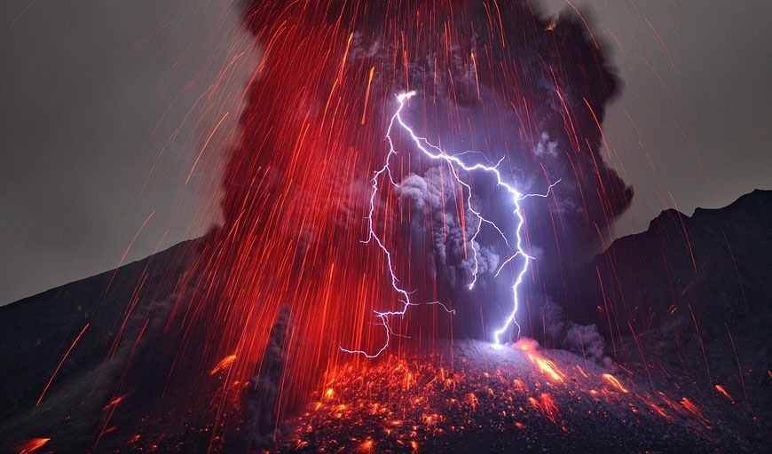 Fenómeno natural: increíble rayo con la erupción del volcán