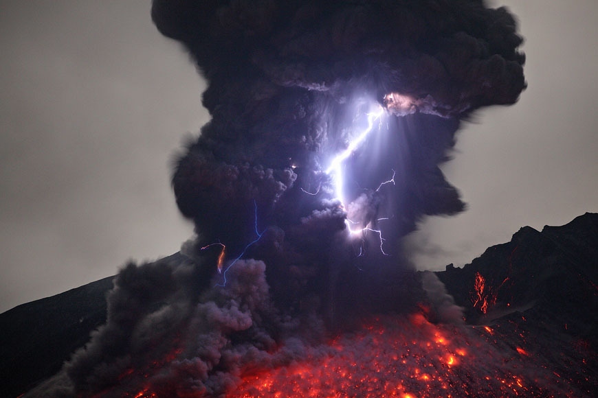 Fenómeno natural: increíble rayo con la erupción del volcán