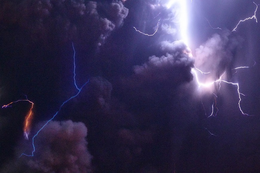 Fenómeno natural: increíble rayo con la erupción del volcán