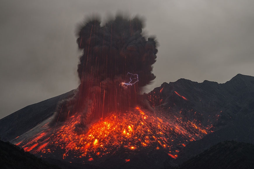 Fenómeno natural: increíble rayo con la erupción del volcán