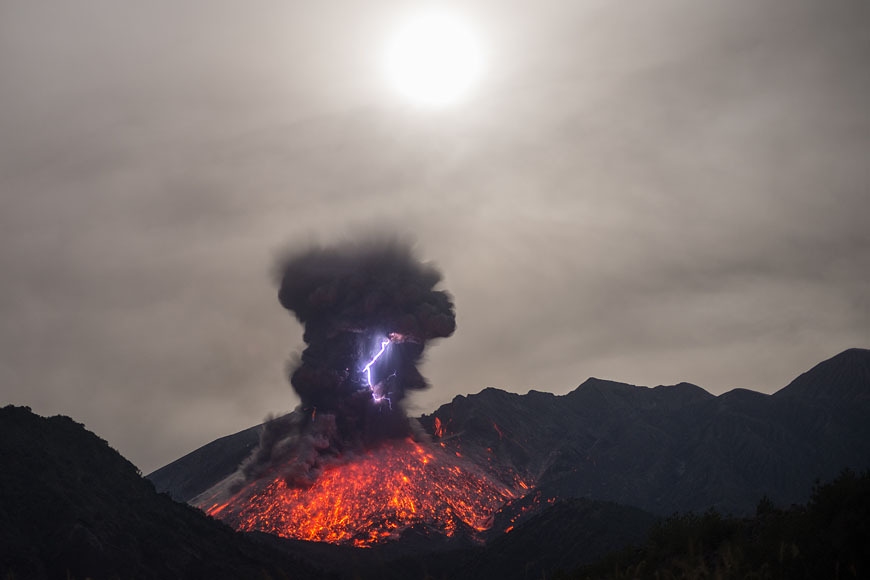 Fenómeno natural: increíble rayo con la erupción del volcán