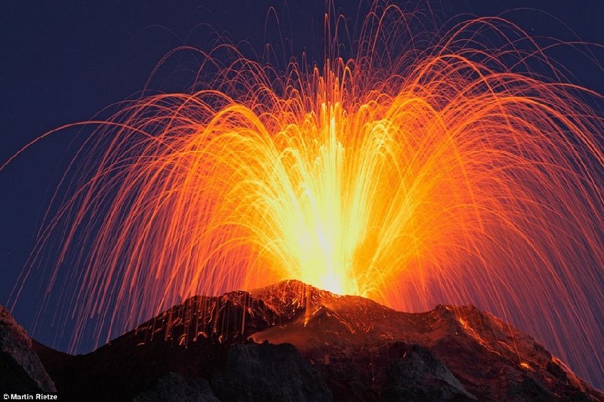 Fenómeno natural: increíble rayo con la erupción del volcán