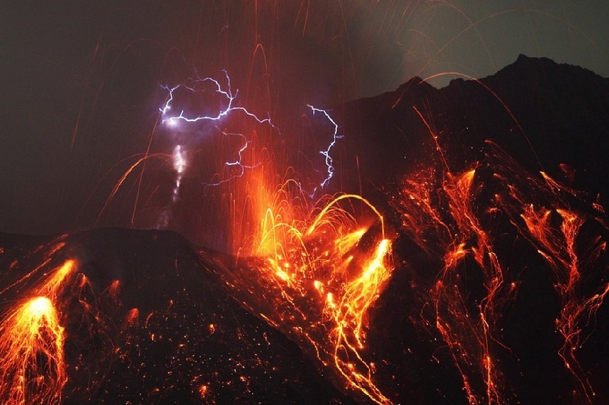 Fenómeno natural: increíble rayo con la erupción del volcán