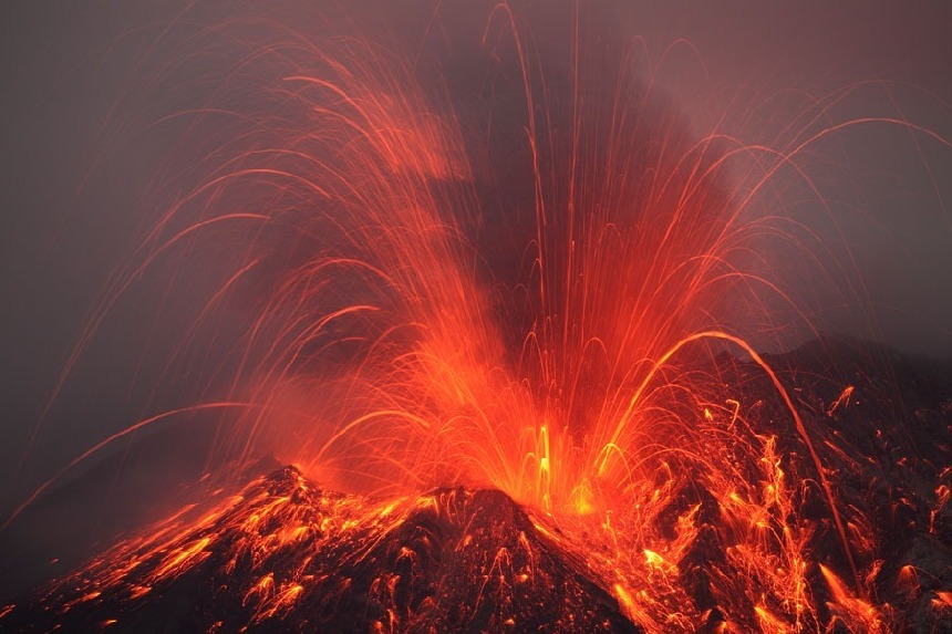 Fenómeno natural: increíble rayo con la erupción del volcán