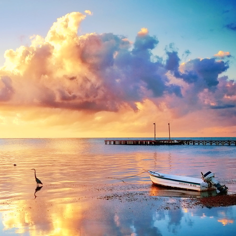 Hermosas puestas del sol de las playas 