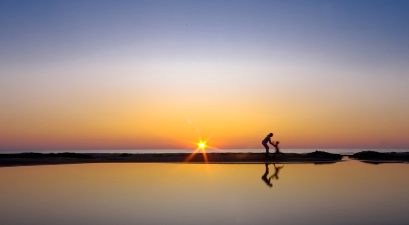 Hermosas puestas del sol de las playas 