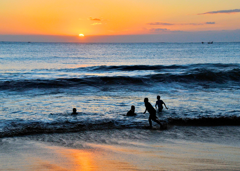 Hermosas puestas del sol de las playas 