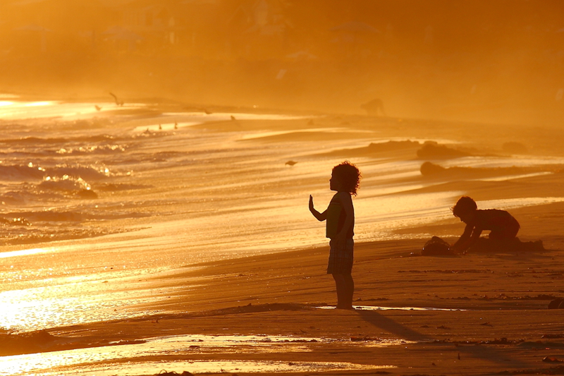 Hermosas puestas del sol de las playas 