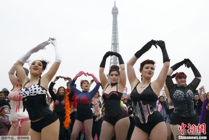 Francia: lanzar el sostén delante de la Torre Eiffel contra el cáncer de mama