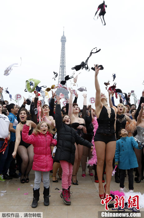 Francia: lanzar el sostén delante de la Torre Eiffel contra el cáncer de mama