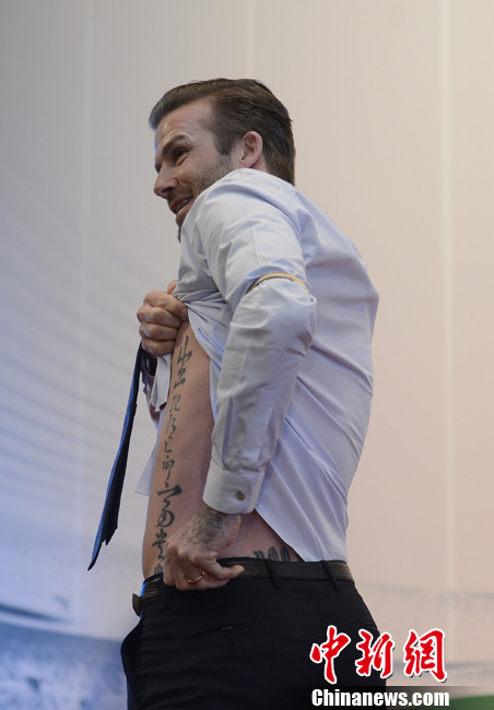 David Beckham muestra sus tatuajes de carácteres chinos