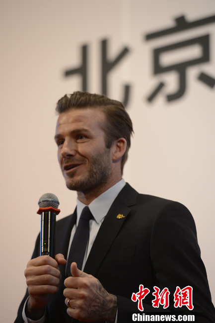 David Beckham muestra sus tatuajes de carácteres chinos