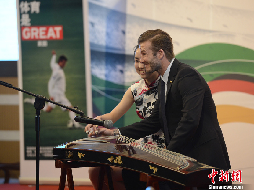 David Beckham muestra sus tatuajes de carácteres chinos