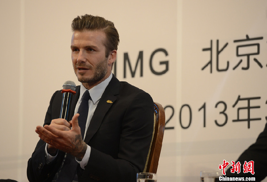 David Beckham muestra sus tatuajes de carácteres chinos