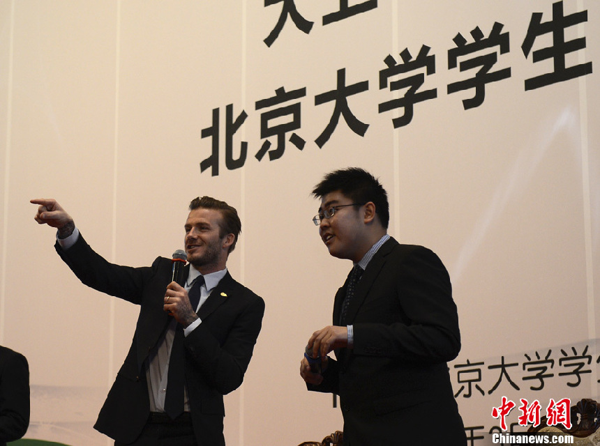 David Beckham muestra sus tatuajes de carácteres chinos