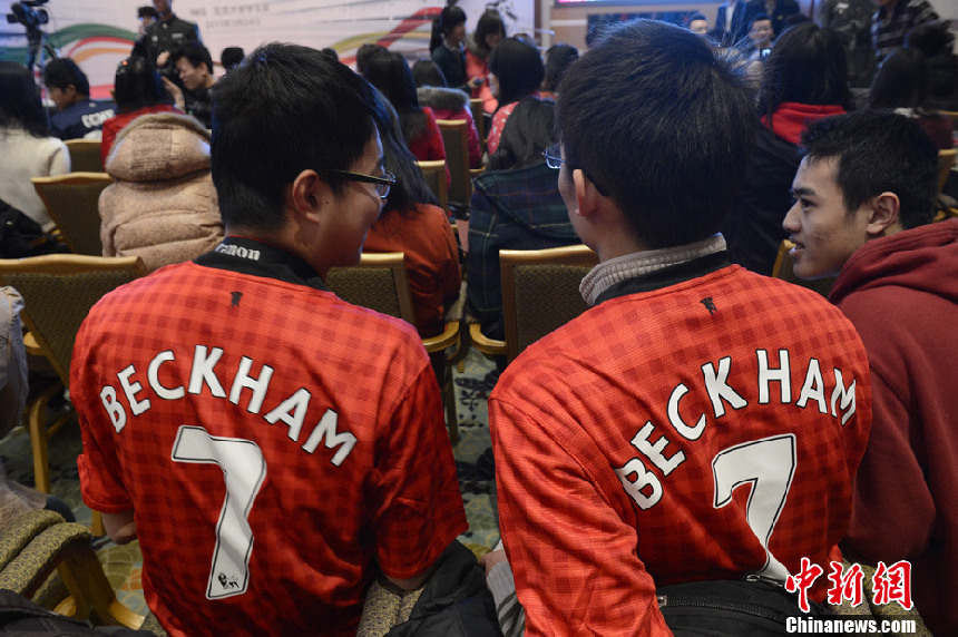 David Beckham muestra sus tatuajes de carácteres chinos