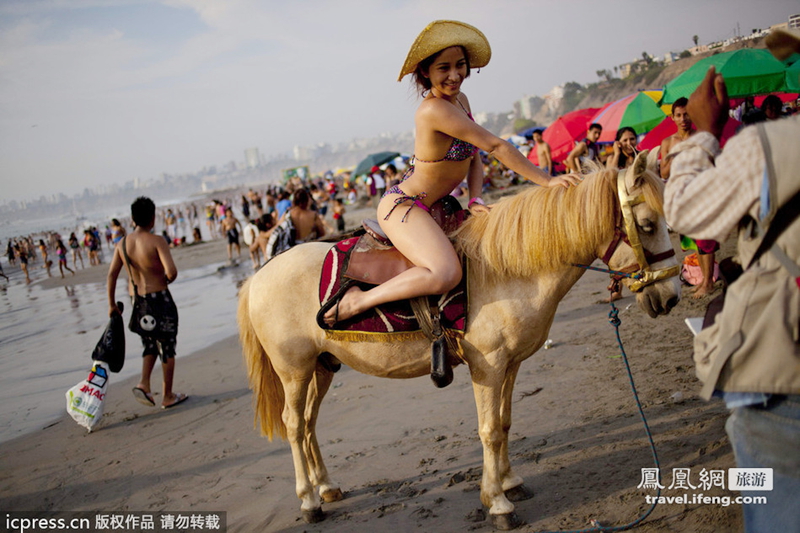 Playa Aguadulce, la más popular de Perú