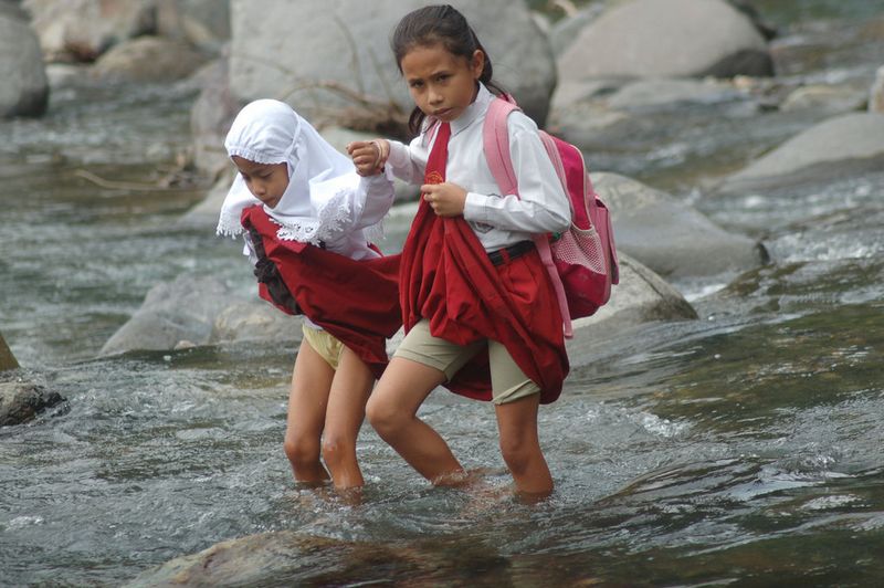 Camino más duro a la escuela para los niños en zonas pobres