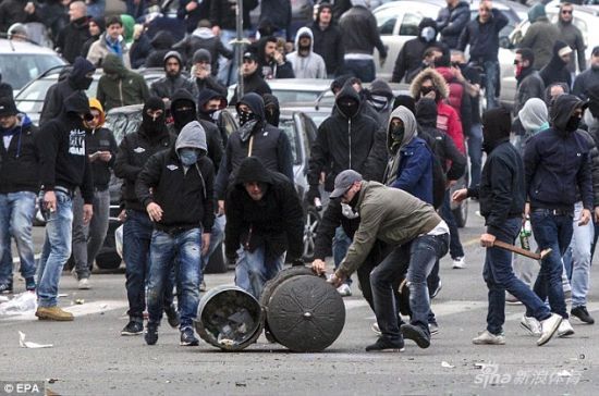 Tres heridos por cuchilladas en los altercados previos al Roma-Lazio 9