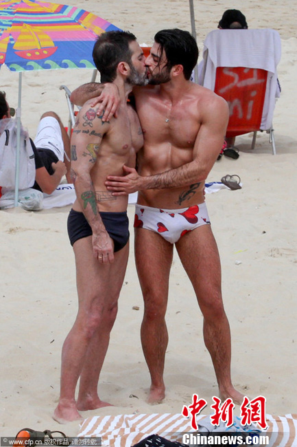 Marc Jacobs celebra los 50 enamorado con su novio en la playa