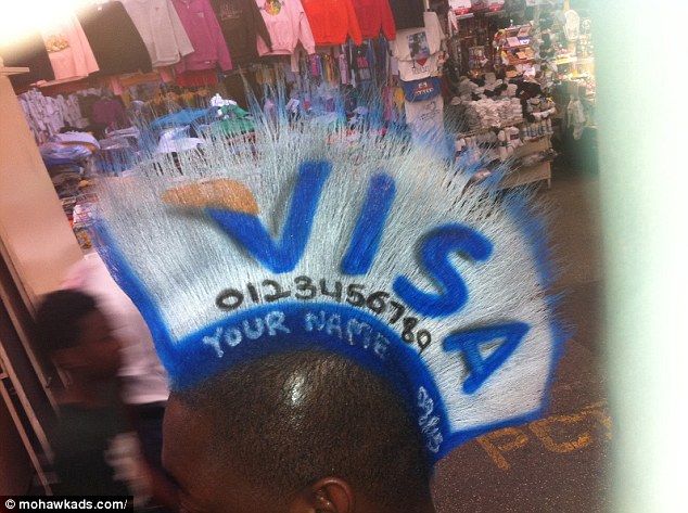 Un hombre estadounidense usa su cabello como cartel publicitario