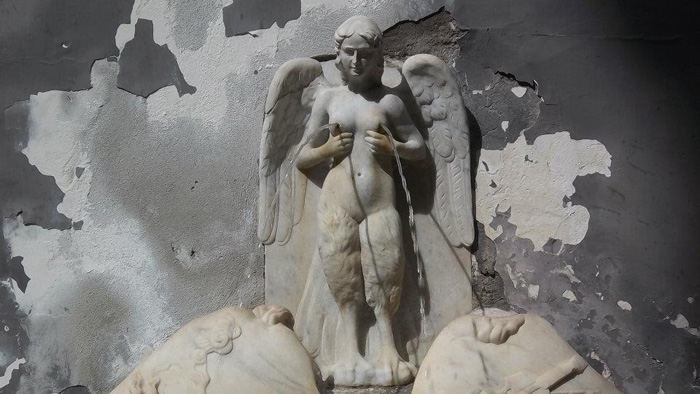 Fontana della Spinacorona, Italia