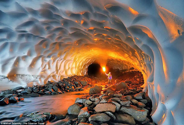 Grandiosa cueva del volcán Mutnovsky en Rusia 2