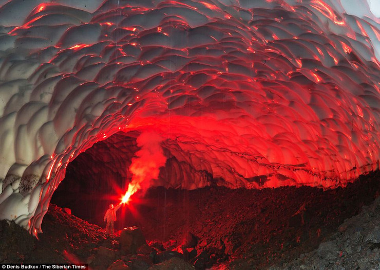 Grandiosa cueva del volcán Mutnovsky en Rusia 34