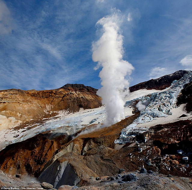 Grandiosa cueva del volcán Mutnovsky en Rusia 56