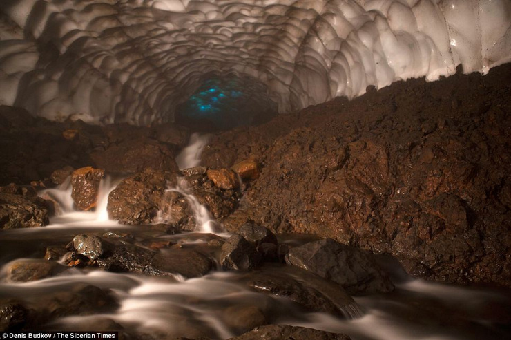 Grandiosa cueva del volcán Mutnovsky en Rusia 78