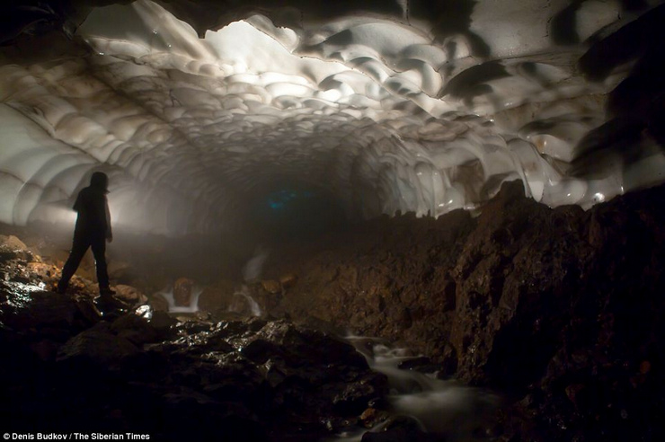 Grandiosa cueva del volcán Mutnovsky en Rusia 11