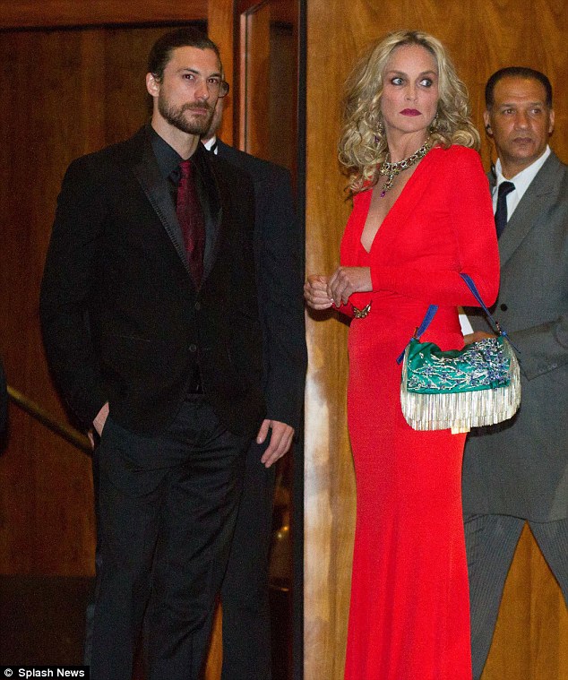 Kate Moss y Sharon Stone se besan juntas al público