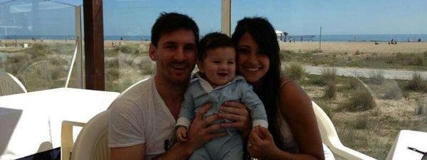 Messi presenta a su hijo en Facebook