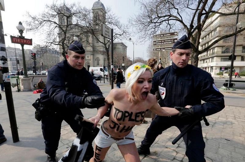 La ola de protestas desnudas de activistas de FEMEN en todo el mundo