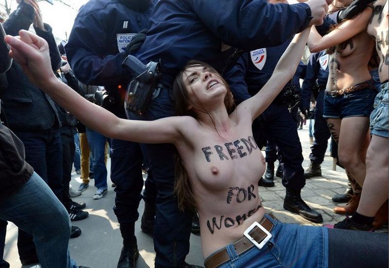 La ola de protestas desnudas de activistas de FEMEN en todo el mundo