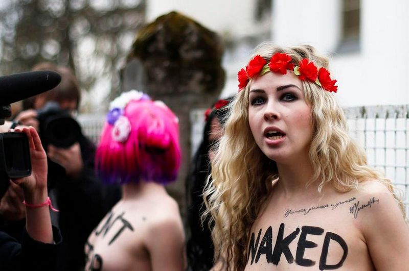 La ola de protestas desnudas de activistas de FEMEN en todo el mundo