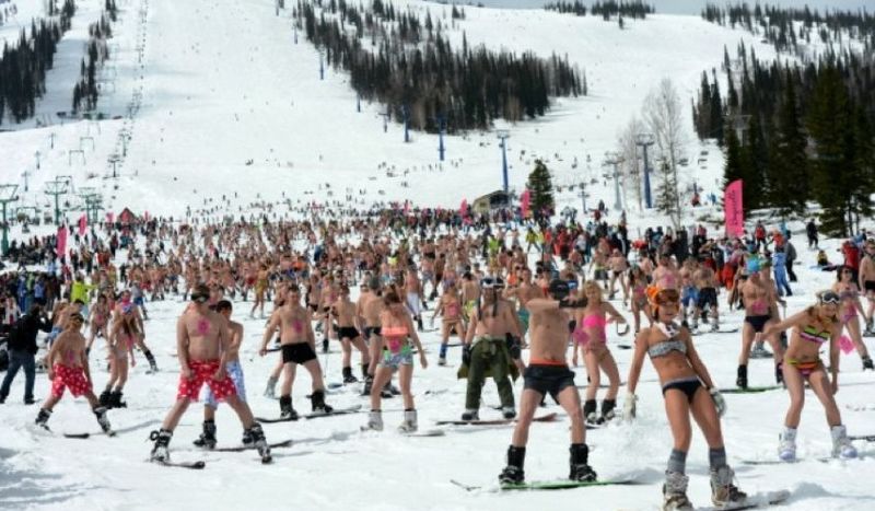 Rusas participan en un descenso masivo en bikini en la nieve de Siberia