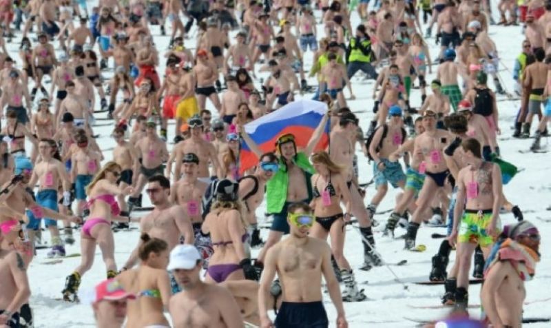 Rusas participan en un descenso masivo en bikini en la nieve de Siberia
