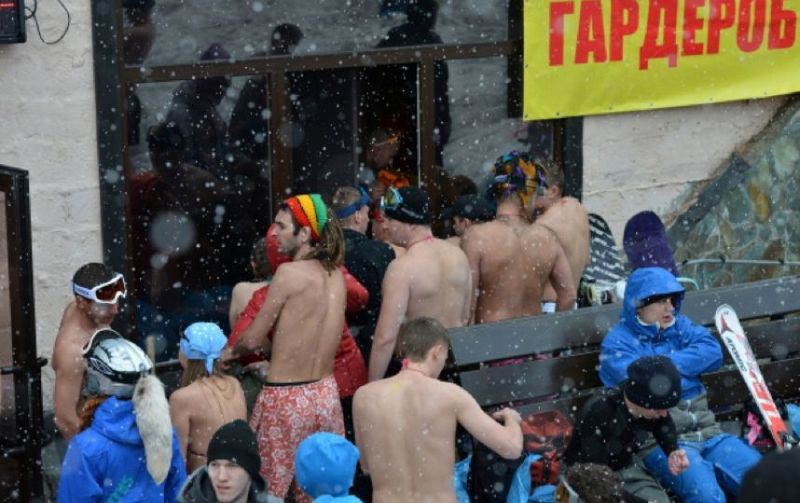 Rusas participan en un descenso masivo en bikini en la nieve de Siberia