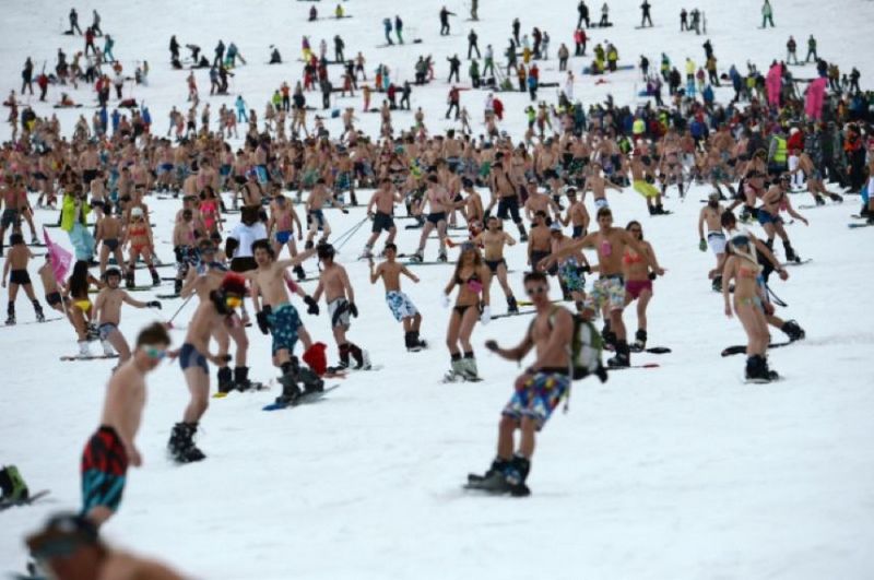 Rusas participan en un descenso masivo en bikini en la nieve de Siberia
