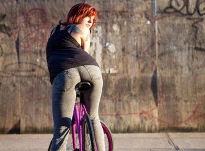 Modelos españolas promueven la idea de protección ambiental en bicicleta