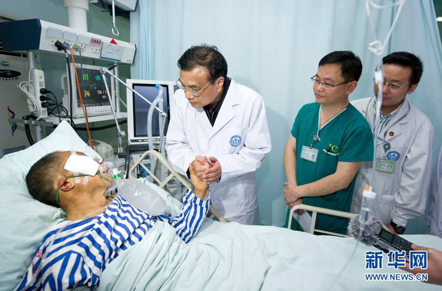 Primer ministro chino visita en hospital a heridos por fuerte sismo 2