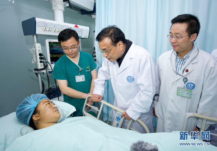 Primer ministro chino visita en hospital a heridos por fuerte sismo 3