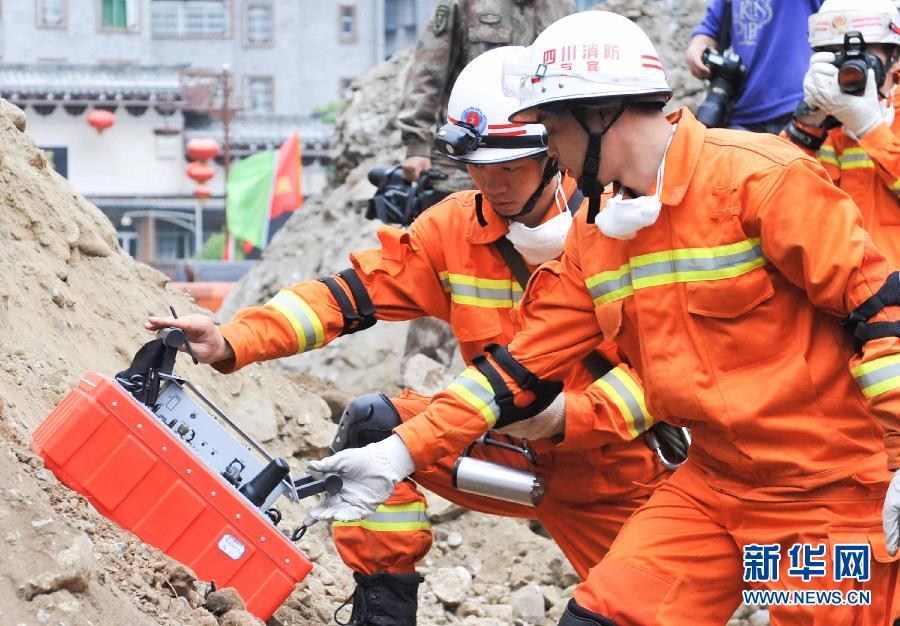 Envían a 19.000 soldados y oficiales a zona de sismo en China 1