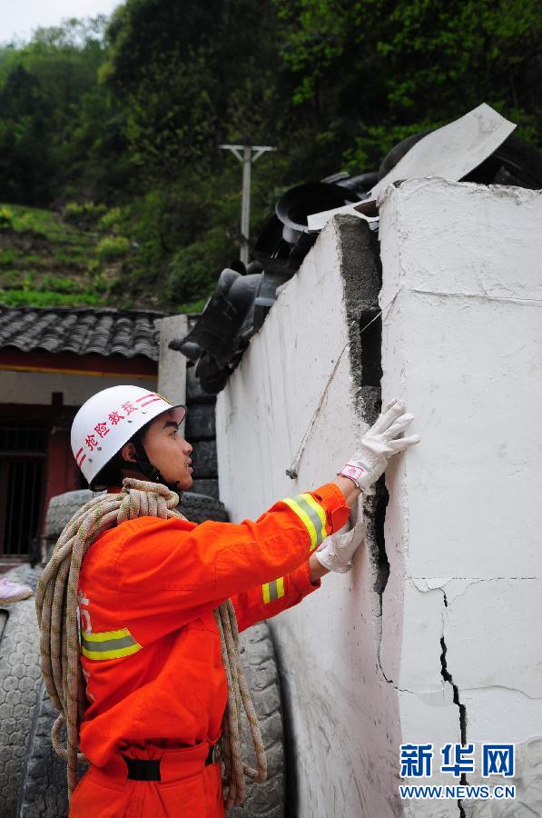 Envían a 19.000 soldados y oficiales a zona de sismo en China 6