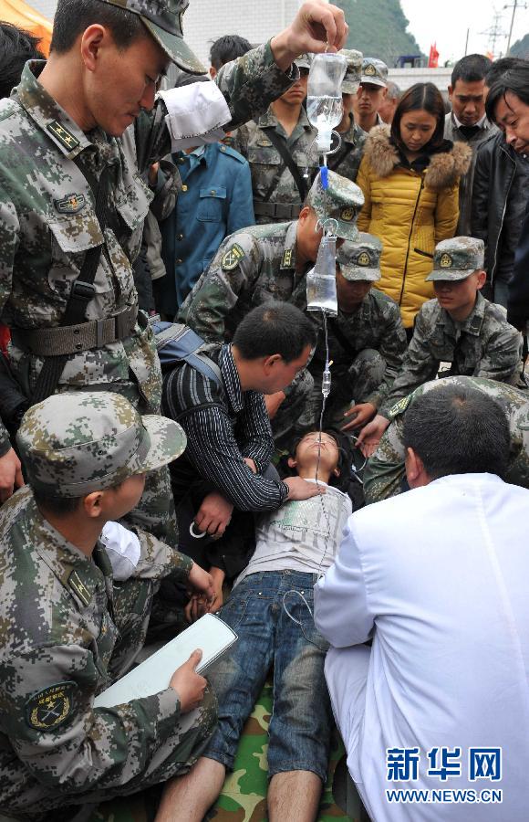 Envían a 19.000 soldados y oficiales a zona de sismo en China 9