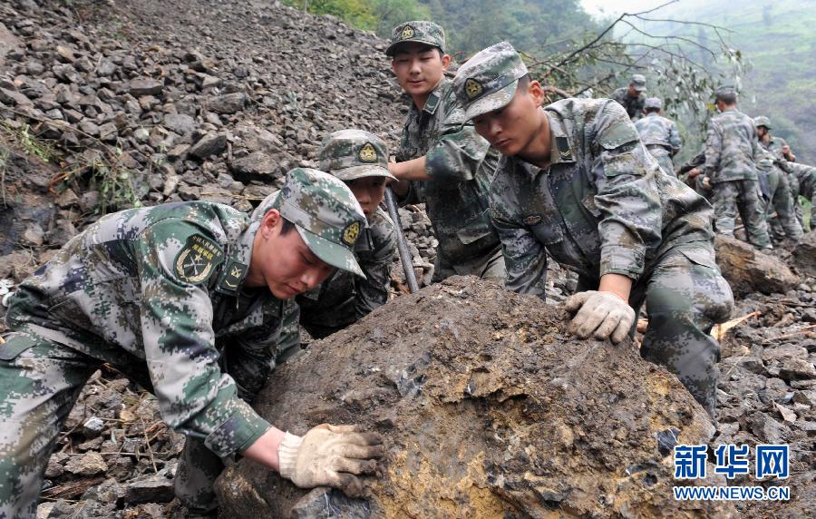 Envían a 19.000 soldados y oficiales a zona de sismo en China 12