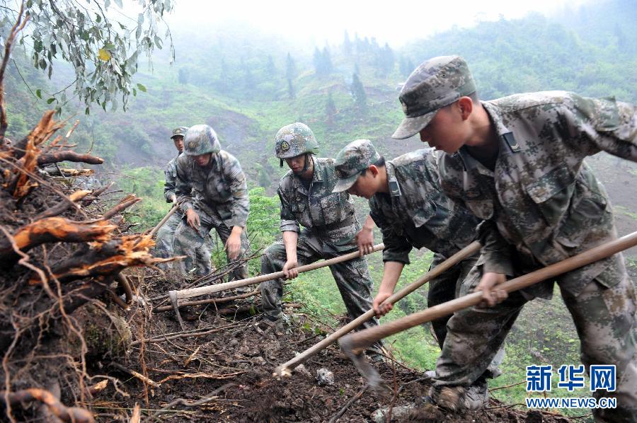 Envían a 19.000 soldados y oficiales a zona de sismo en China 13