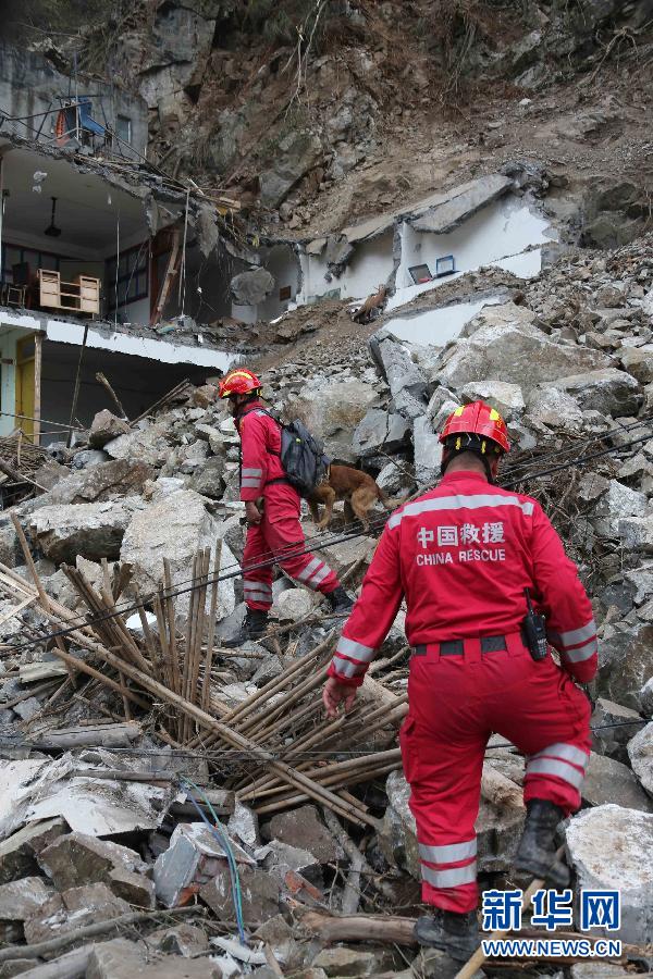 Envían a 19.000 soldados y oficiales a zona de sismo en China 14