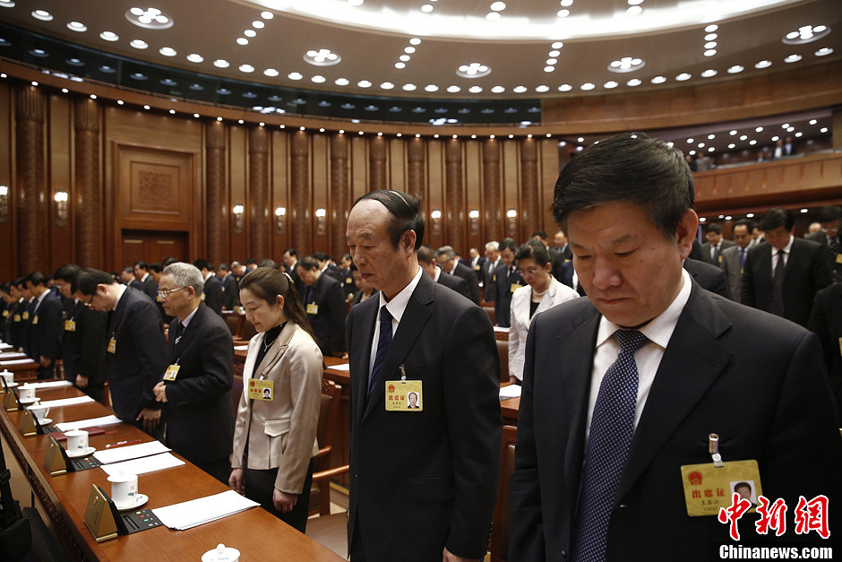 Legisladores chinos se ponen en pie y guardan silencio en homenaje a víctimas de sismo 2